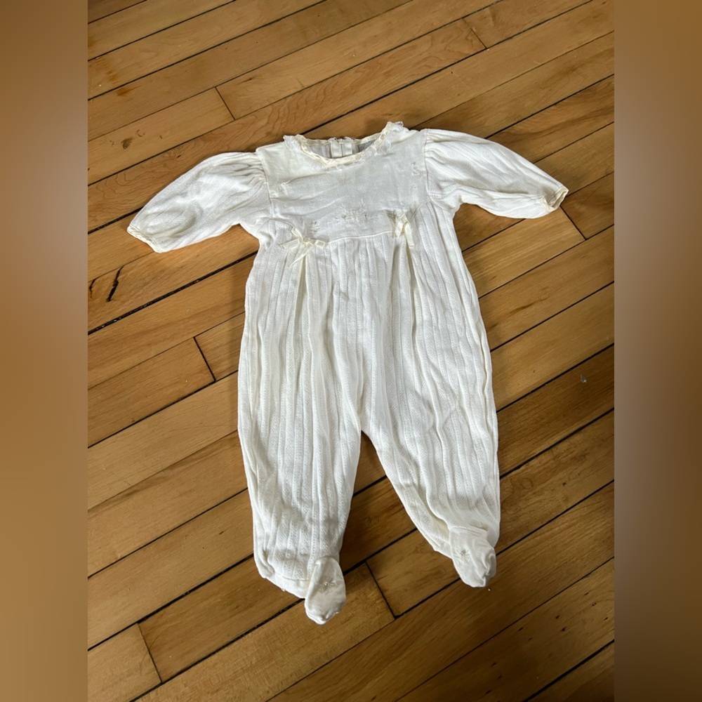 Crème‎ de La Crème cream lace and pearl detailed infant bodysuit